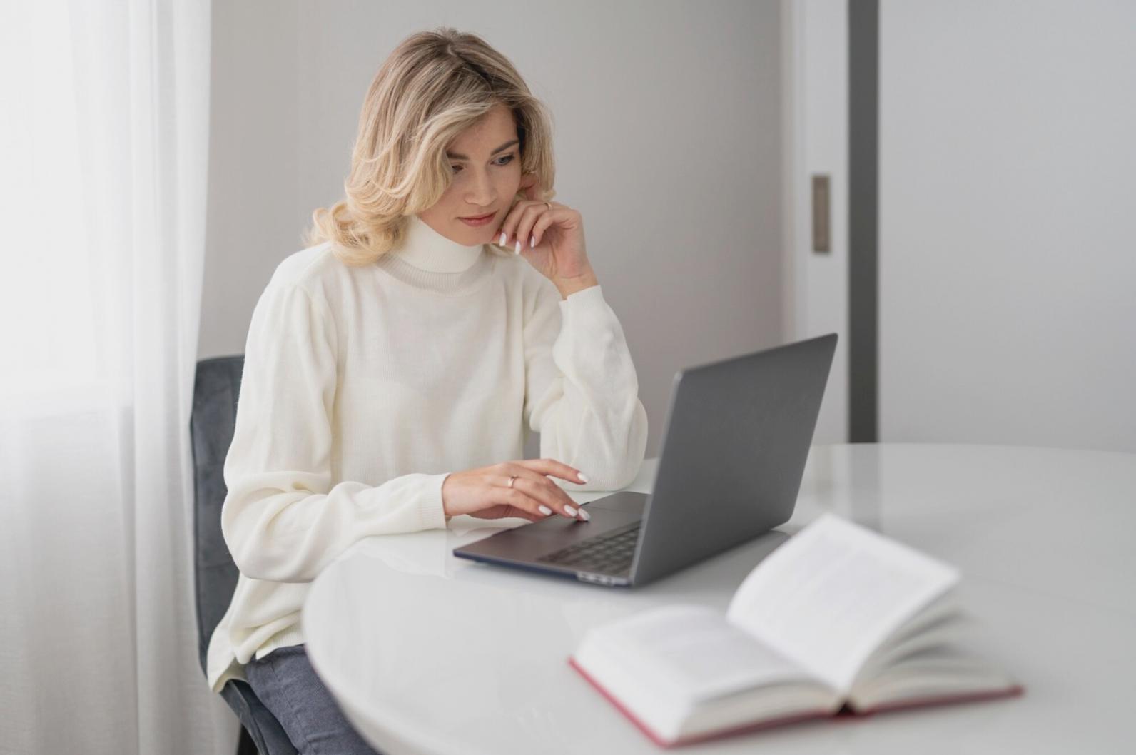 Person arbeitet an Finanzplanung mit Taschenrechner und Unterlagen